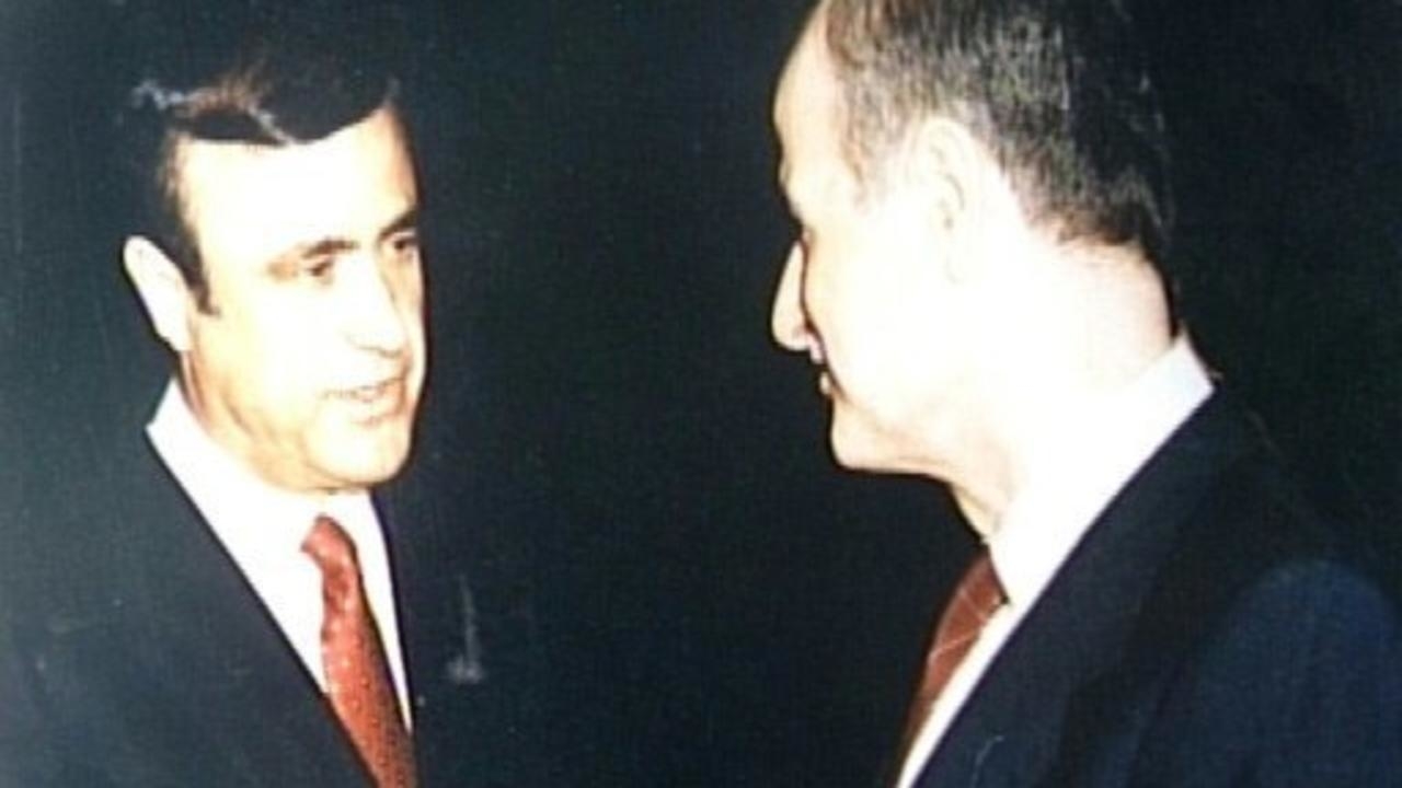 الرئيس الراحل حافظ الأسد (يمين) وشقيقه رفعت في 1986 في لندن 