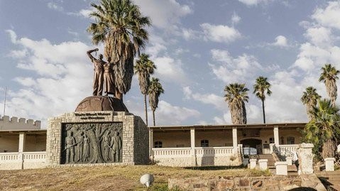 نصب تذكاري تكريما لضحايا الإبادة الجماعية التي ارتكبتها القوات الألمانية ضد شعب هيريرو وناما عام 1904 