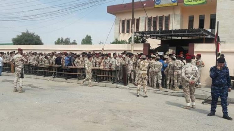 عسكريون عراقيون يدلون باصواتهم في انتخابات بلدهم الاخيرة عام 2018