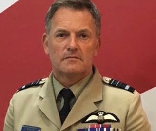 كبير المستشارين البريطانيين الفريق جوي مارتن سامبسون