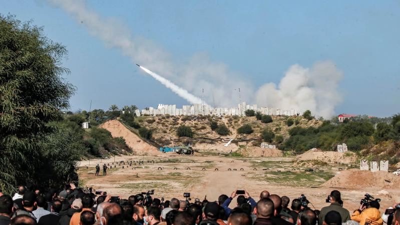 مواطنون يتفرجون على مناورة عسكرية لحركة حماس وفصائل فلسطينية مسلحة في مدينة غزة يوم 29 ديسمبر 2020 