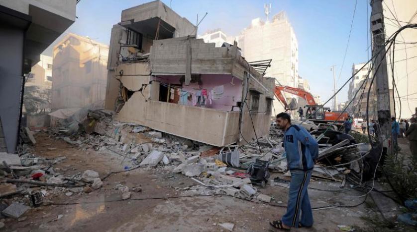 فلسطيني يمر بجانب مبنى مدمر في مدينة غزة
