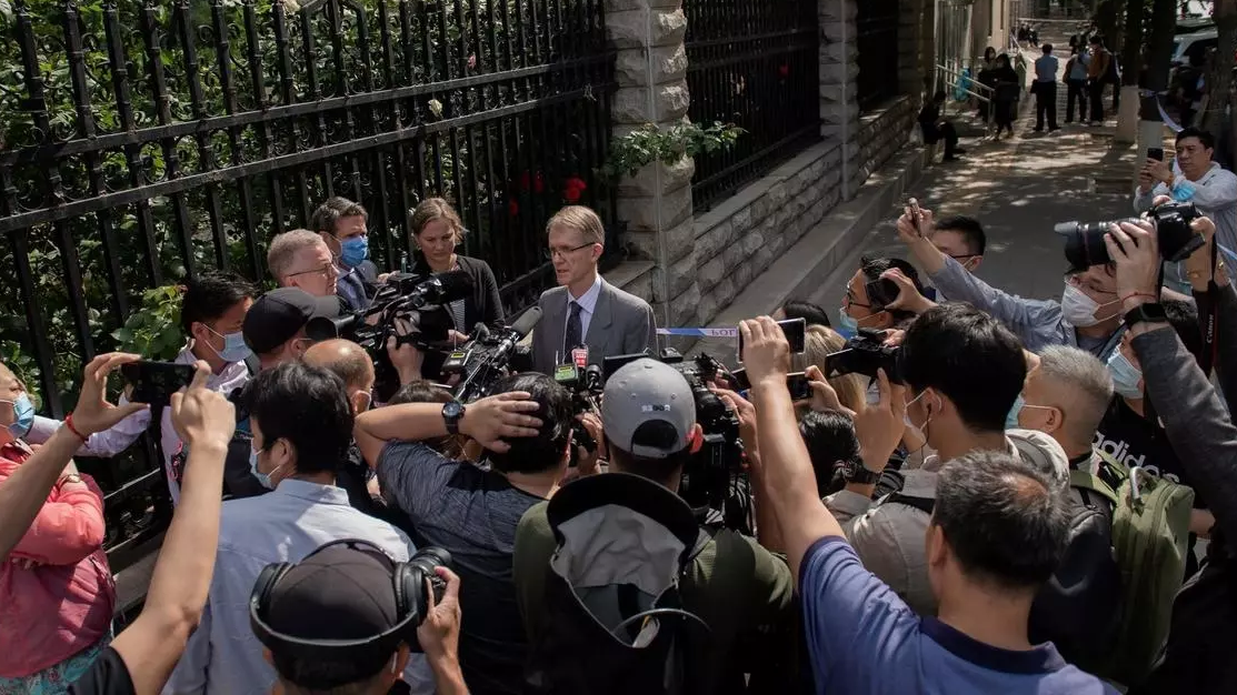 السفير الأسترالي في الصين غراهام فليتشر يتحدث للصحافيين أمام محكمة في بكين بعد منعه من الدخول لحضور المحاكمة في أيار