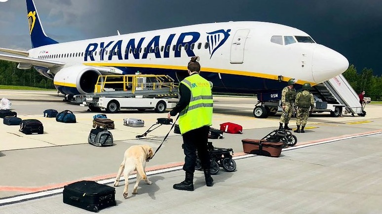 أثناء عملة تفتيش الحقائب في أرض المطار