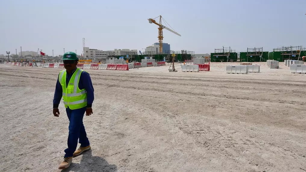 عامل في ورشة بناء أحد الملاعب التي ستستضيف كأس العالم لكرة القدم 2022 في الدوحة في 25 سبتمبر 2019 جوسيبي