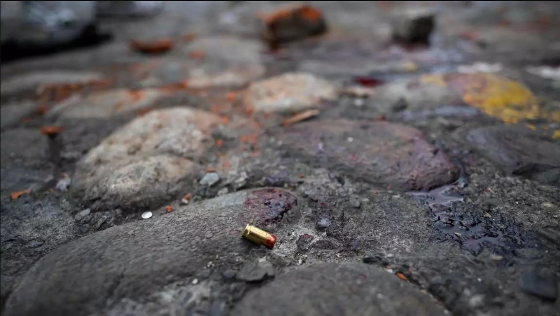 مظروف رصاصة على الأرض حيث قتل رجل خلال احتجاجات ضد الحكومة في مدينة كالي في كولومبيا في 28 أيار/مايو 2021