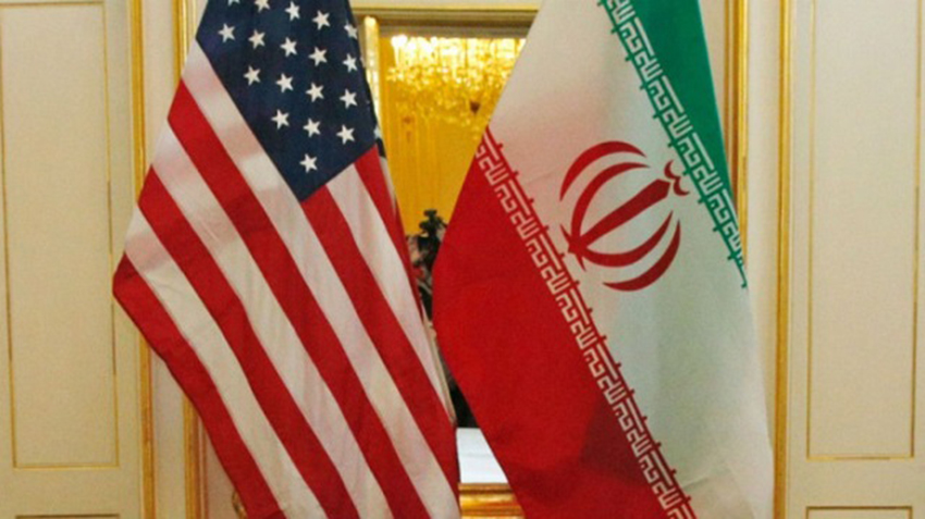 علما إيران (يمين) والولايات المتحدة