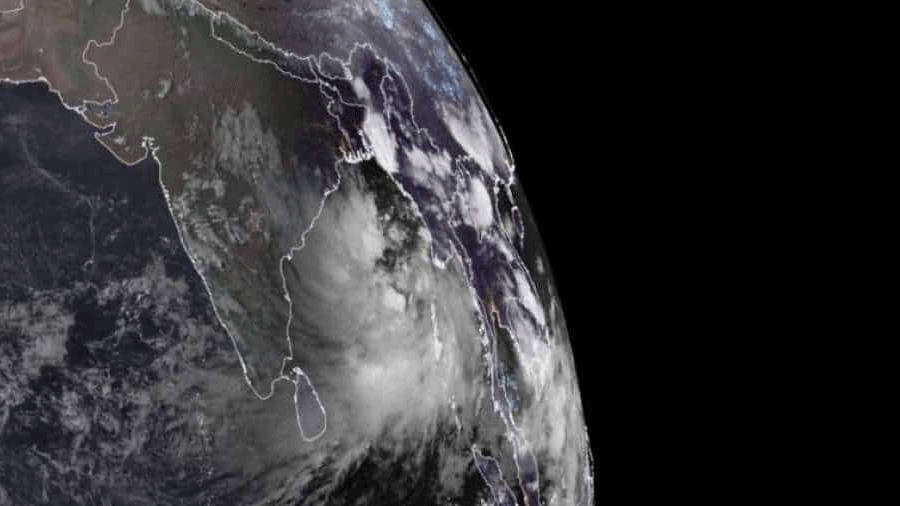 صور الأقمار الاصطناعية تظهر الإعصار يقترب من شرق الهند بتاريخ 23 أيار/مايو 2021