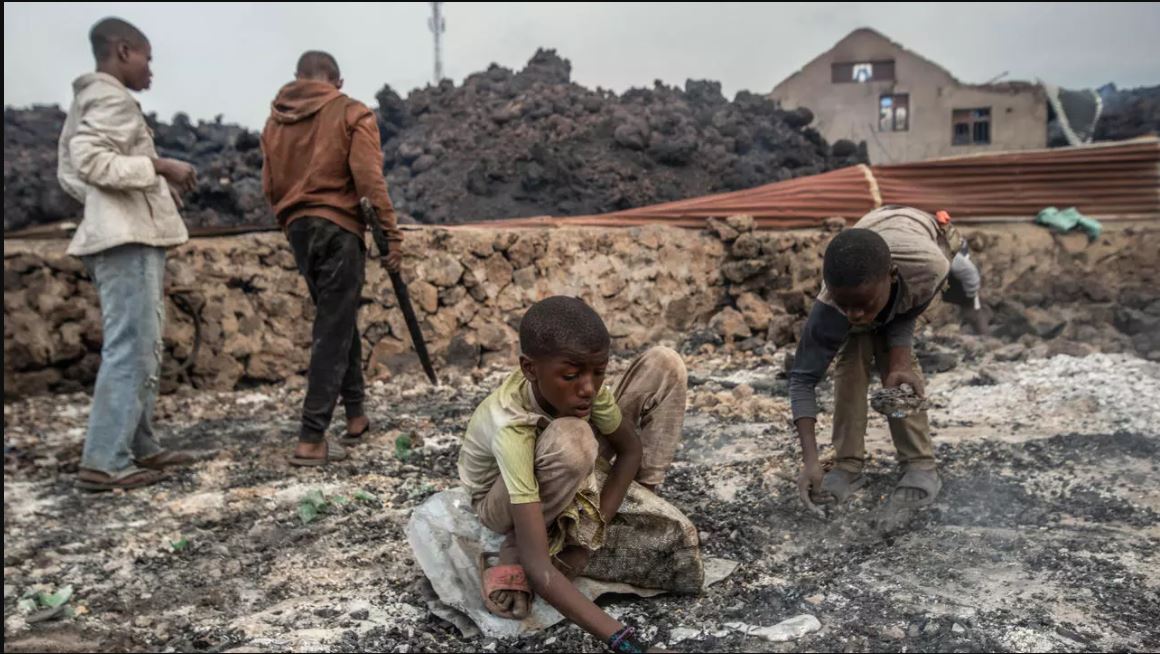 أطفال يلتقطون الحمم البركانية بالقرب من مدينة غوما في 23 أيار/مايو 2021