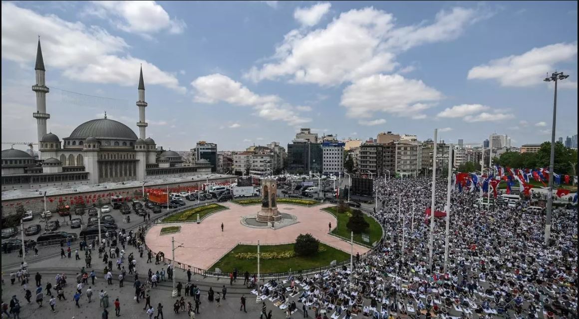 عداد كبيرة من الناس يؤدون صلاة الجمعة خلال افتتاح مسجد قادر على استيعاب 4000 شخص في ساحة تقسيم باسطنبول، في 28 أيار/مايو 2021