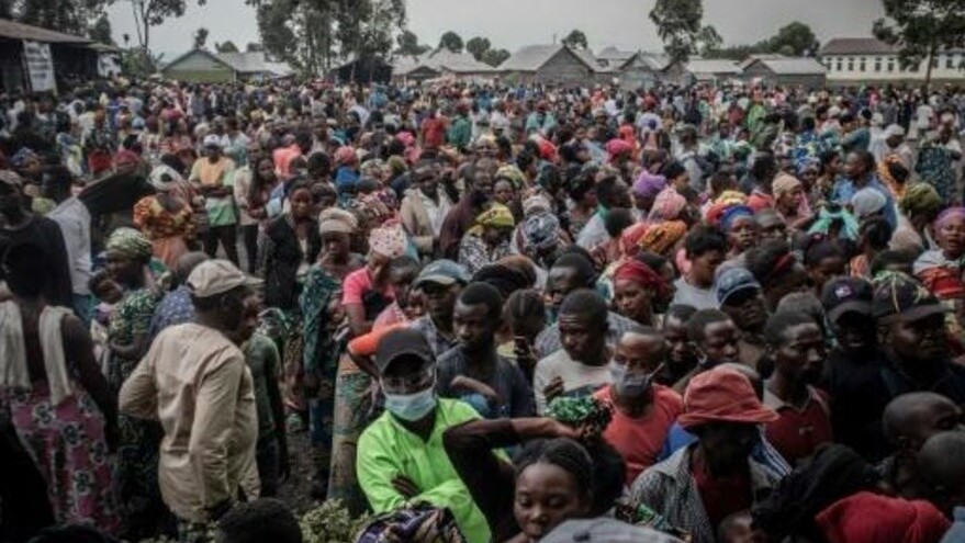 سكان يفرون من مدينة غوما شرق الكونغو الديموقراطية بسبب ثوران بركان نيراغونغو في 26 أيار/مايو 2021
