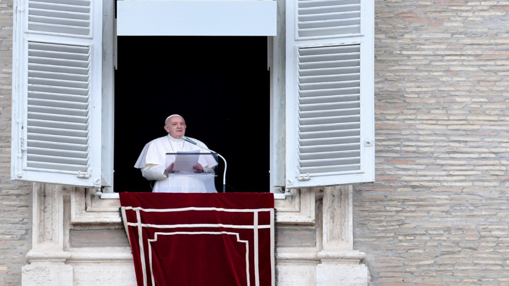 البابا فرنسيس يتحدث من نافذة القصر الرسولي المطل على ساحة القديس بطرس في الفاتيكان. 16 أيار/مايو 2021