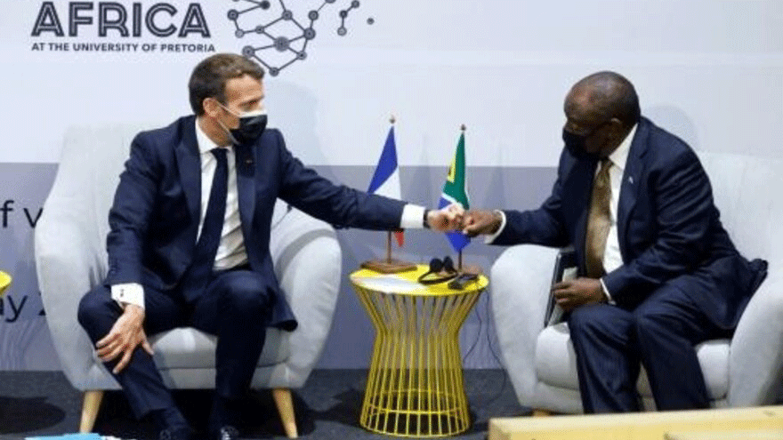 رئيس جنوب إفريقيا سيريل رامفوزا مع نظيره الفرنسي إيمانويل ماكرون خلال حفل إطلاق مبادر دعم تصنيع اللقاحات 