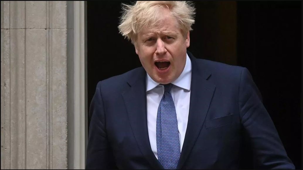 رئيس الوزراء البريطاني بوريس جونسون أمام مقر رئاسة الحكومة في لندن في 28 أيار/مايو 2021