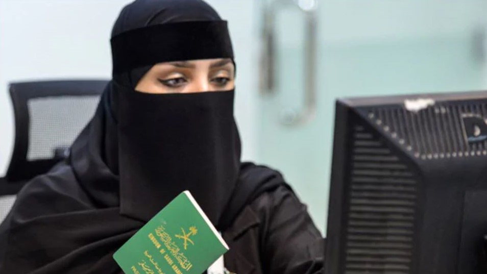 إقبال نسائي متزايد على سوق العمل في السعودية بتمكين من الرؤية التي رسمها الأمير محمد بن سلمان