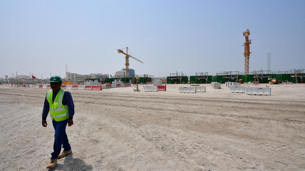 عامل في ورشة بناء أحد الملاعب التي ستستضيف كأس العالم لكرة القدم 2022 في الدوحة في 25 أيلول/سبتمبر 2019