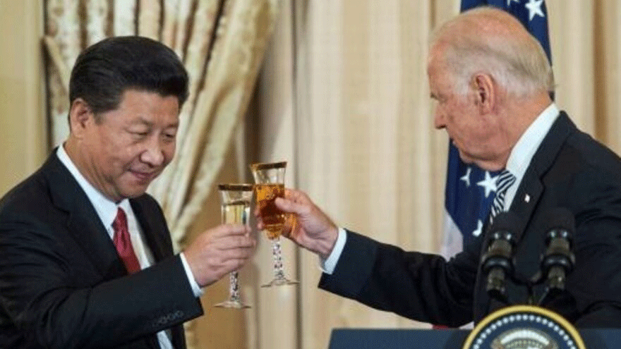 صورة من ارشيف 25 أيلول/سبتمبر 2015 لجو بايدن نائب الرئيس آنذاك، والرئيس الصيني شي جينبينغ يتبادلان الانخاب خلال مأدبة رسمية في وزارة الخارجية في واشنطن