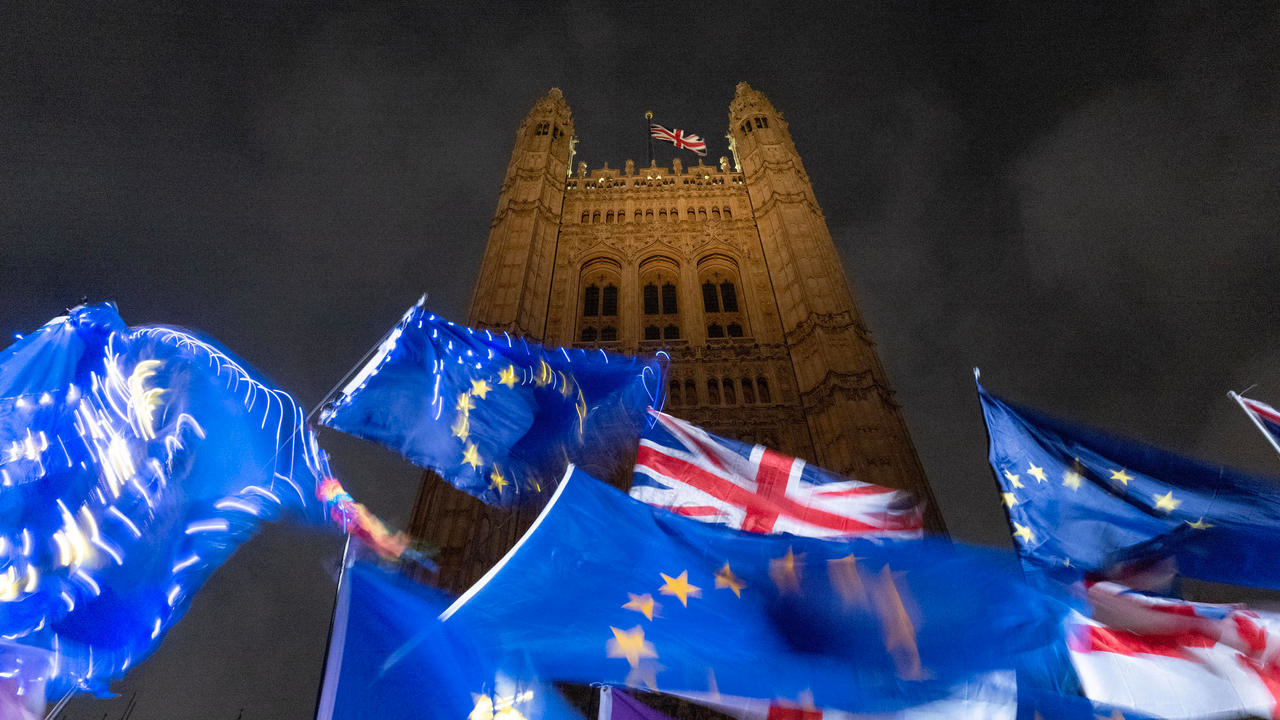 أعلام الاتحاد الأوروبي وبريطانيا أمام البرلمان البريطاني في وسط لندن في 21 تشرين الأول/أكتوبر 2019