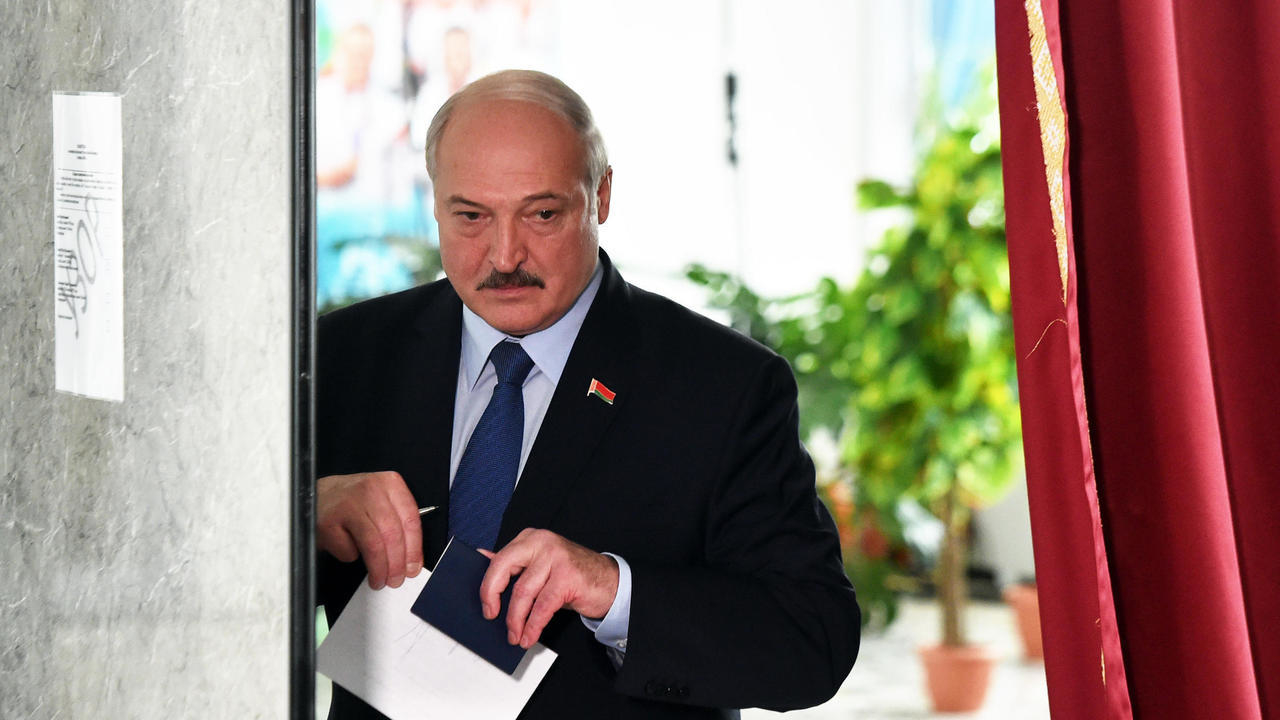 الرئيس البيلاروسي ألكسندر لوكاشنكو في مينسك خلال الإدلاء بصوته في الانتخابات الرئاسية في 9 أغسطس/آب 2020