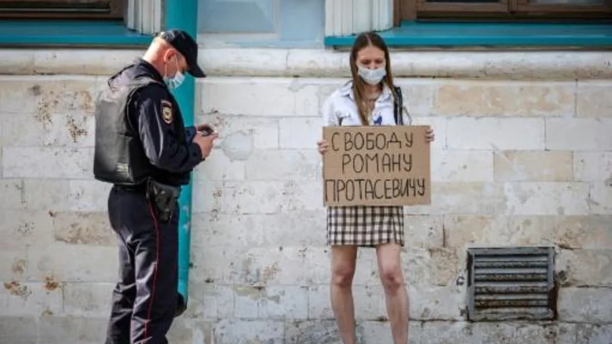 شابة ترفع لافتة تطالب بالإفراج عن الصحافي رومان بروتاسيفيتش أمام سفارة بيلاروس في موسكو