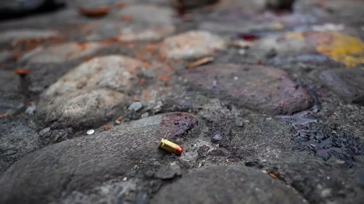 مظروف رصاصة على الأرض حيث قتل رجل خلال احتجاجات ضد الحكومة في مدينة كالي