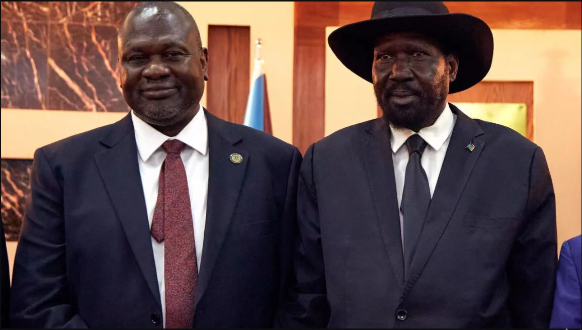 رئيس جنوب السودان سلفا كير (يمين) ونائب الرئيس رياك مشار خلال حفل تنصيبهما في 22 شباط/فبراير 2020