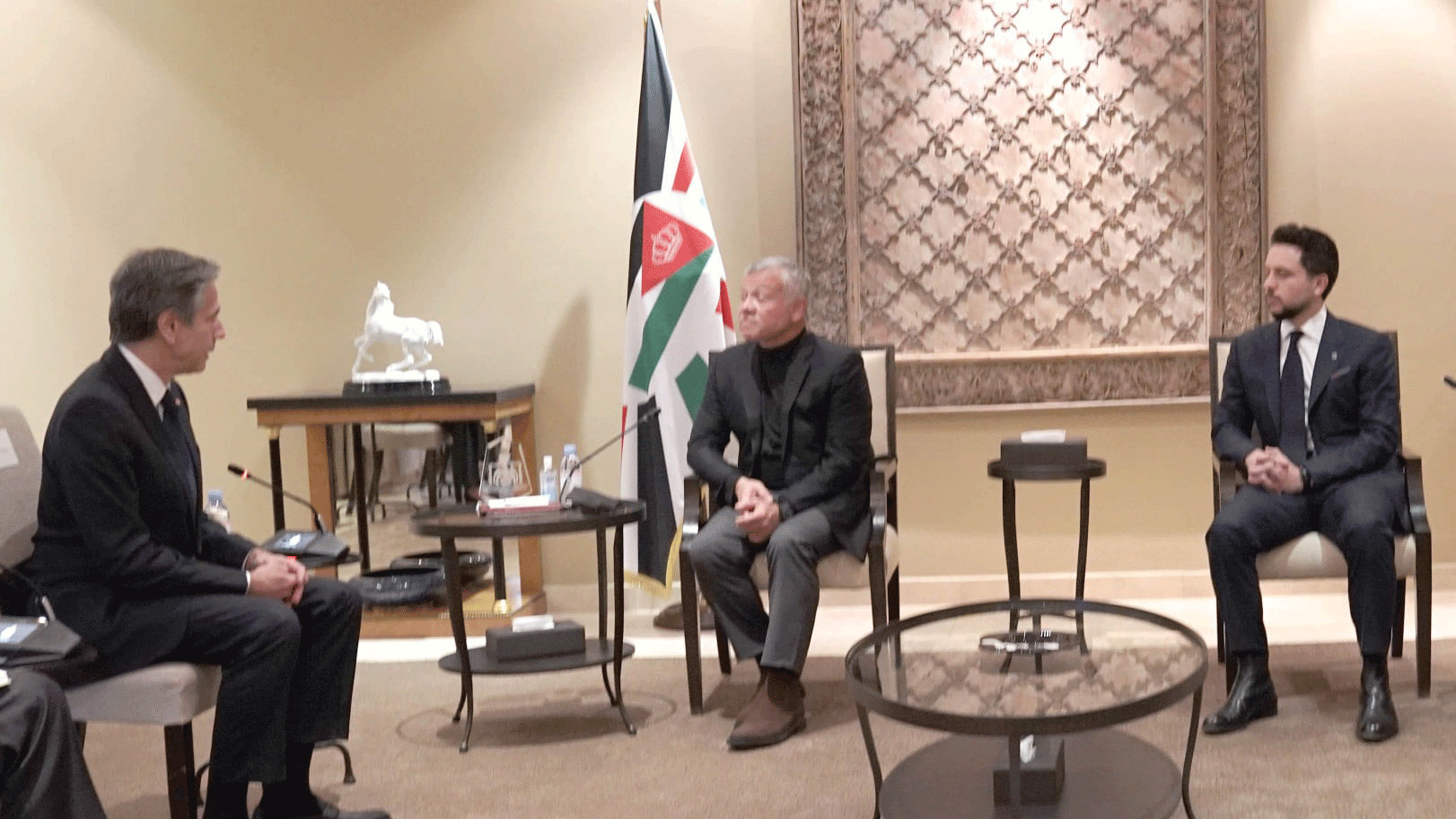 جانب من لقاء عاهل الأردن بوزير الخارجية الأميركي بحضور الأمير الحسين بن عبدالله