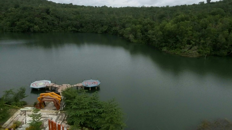 صورة من الأرشيف لبحيرة كاندي في غرب جزيرة سومطرة