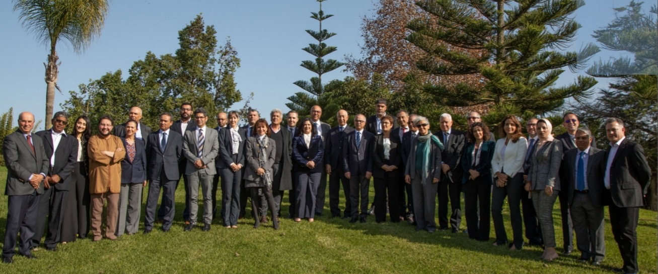 أعضاء اللجنة الخاصة بالنموذج