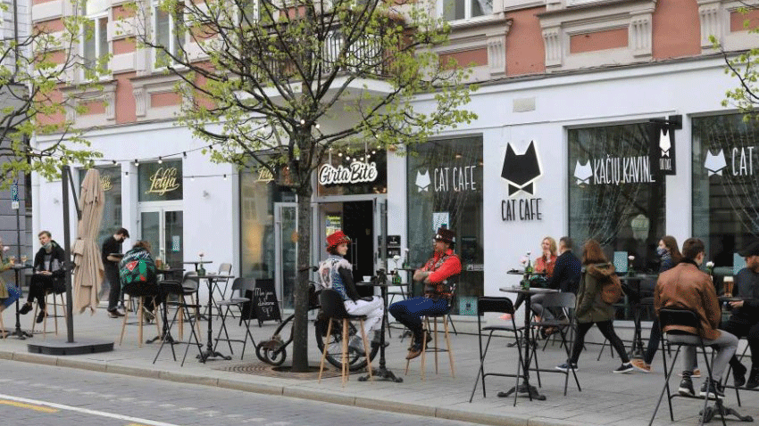 مقهى في عاصمة ليتوانيا، التي كانت تشكل وبيلاروسيا جزءاً من الاتحاد السوفياتي السابق