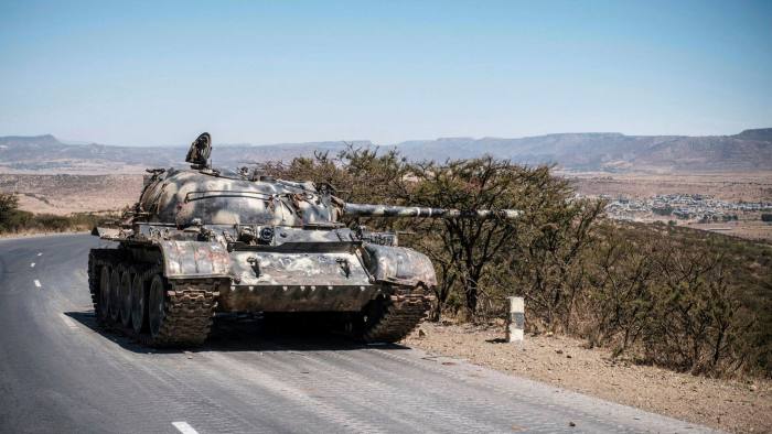 دبابة مدمرة على طريق إلى الشمال من عاصمة إقليم تيغراي