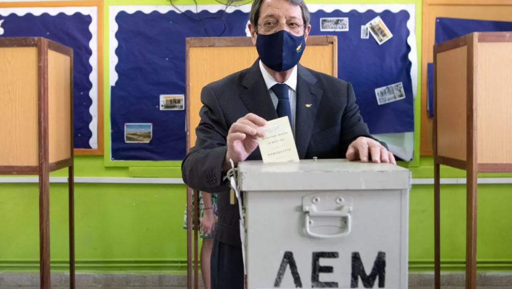 صورة وزّعها المكتب الإعلامي للحكومة القبرصية تظهر الرئيس نيكوس اناستاسيادس بتاريخ 30 مايو 2021 لدى إدلائه بصوته في ليماسول