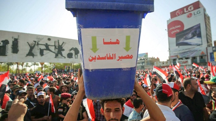 محتجون عراقيون وسط بغداد يتظاهرون ضد الفساد