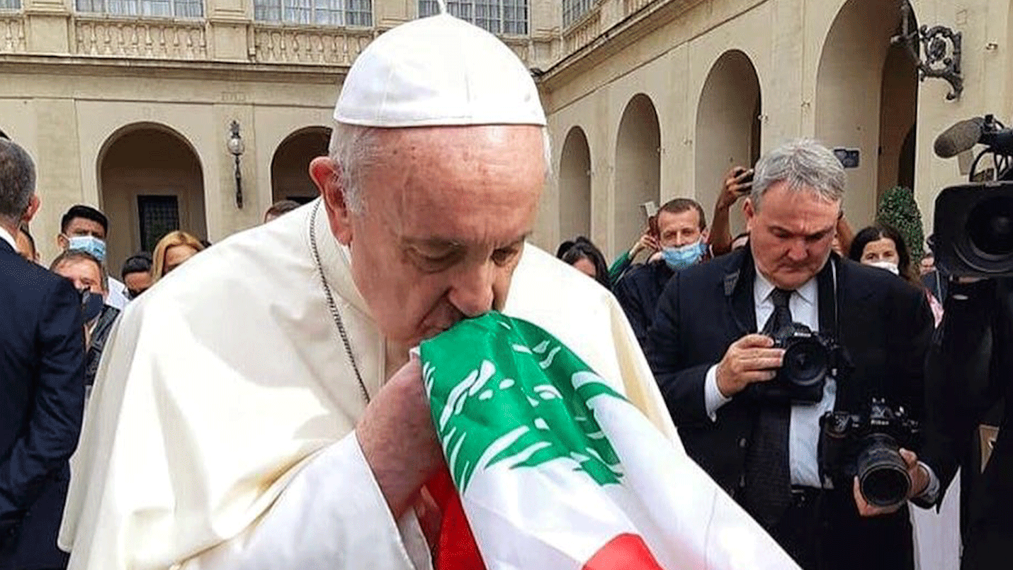 البابا فرنسيس يقبل العلم اللبناني في الفاتيكان
