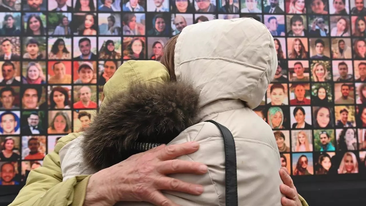 حفل تذكاري في كييف يستعرض على شاشة ضخمة صور ضحايا الطائرة الأوكرانية التي اسقطتها إيران، بعد سنة واحدة من الكارثة.
