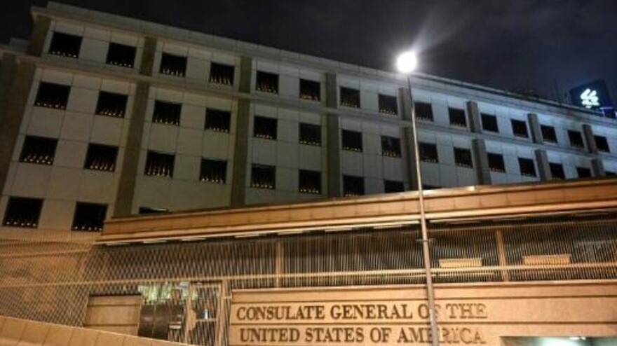 شموع مضاءة على نوافذ القنصلية الأميركية في هونغ كونغ، في ذكرى أحداث تيان أنمين في 4 يونيو 2021