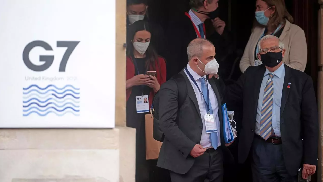 وزير خارجية الاتحاد الأوروبي جوزيب بوريل (يمين) يخرج من اجتماع وزراء خارجية دول مجموعة السبع في مايو الماضي
