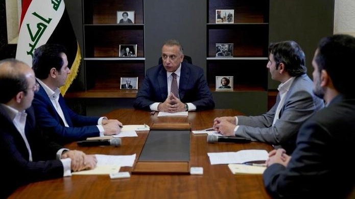 الكاظمي متحدثًا في بغداد الى اعلاميين ايرانيين