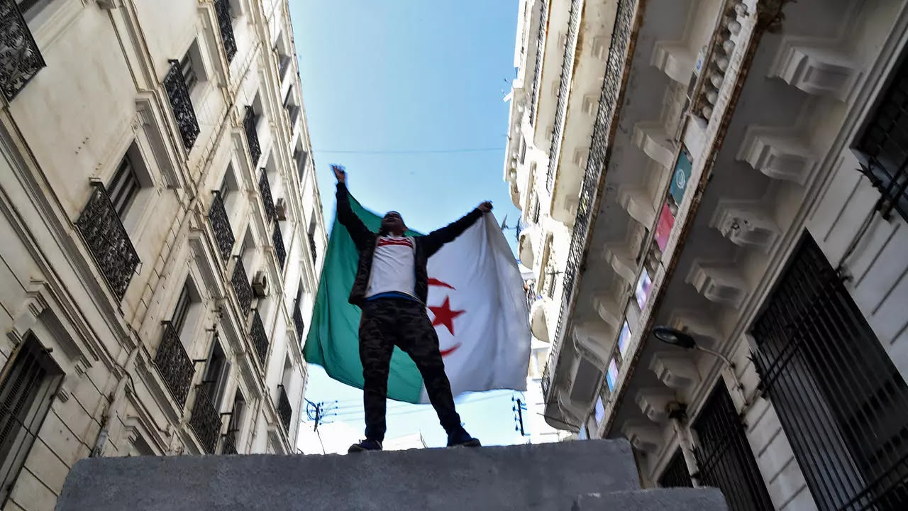 ناشط جزائري بالعاصمة في 19 أبريل 2021 (أ ف ب)