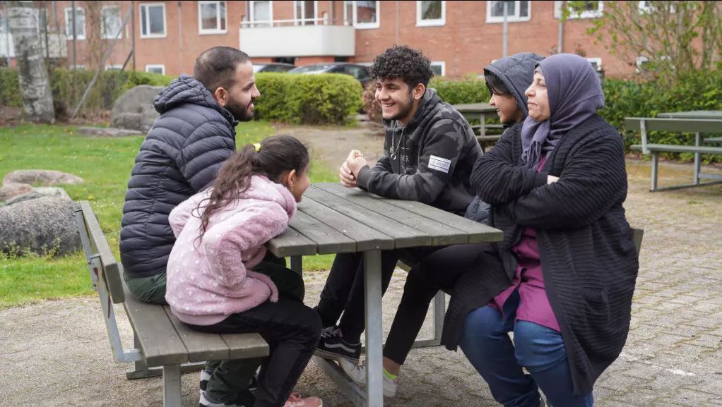 صبرينة الفياض اللاجئة السورية المقيمة في الدنمارك مع عائلتها في حديقة عامة في مدينة فيلي في 5 مايو 2021