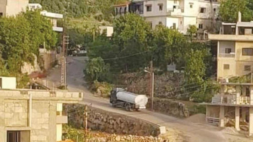 صورة تبادلها ناشطون لصهريج من الوقود يعبر بلدة في عكار محاذية للحدود اللبنانية - السورية