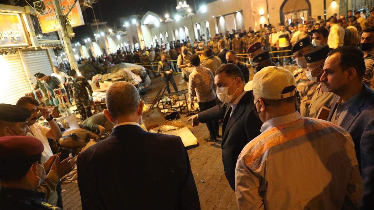 وزير الداخلية العراقي عثمان الغانمي يطلع الليلة الماضية على آثار الانفجار بمنطقة الكاظمية في بغداد