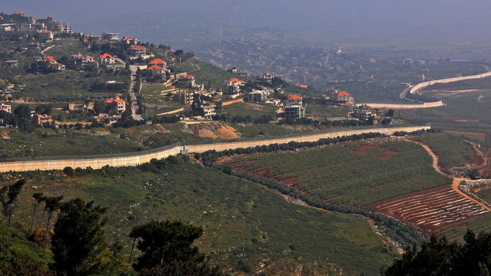 التقطت هذه الصورة في 28 أبريل 2021 بالقرب من كيبوتس مسغاف عام شمال إسرائيل ، وتظهر الجدار الحدودي مع لبنان