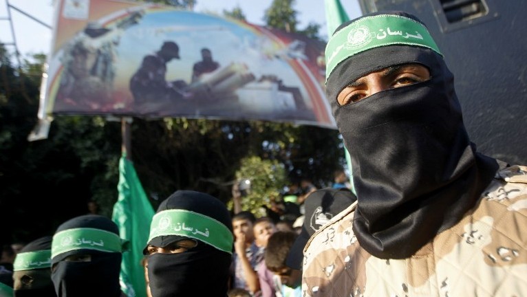 ملثمون في مسيرة تأييد لحركة حماس في رفح، جنوب قطاع غزة