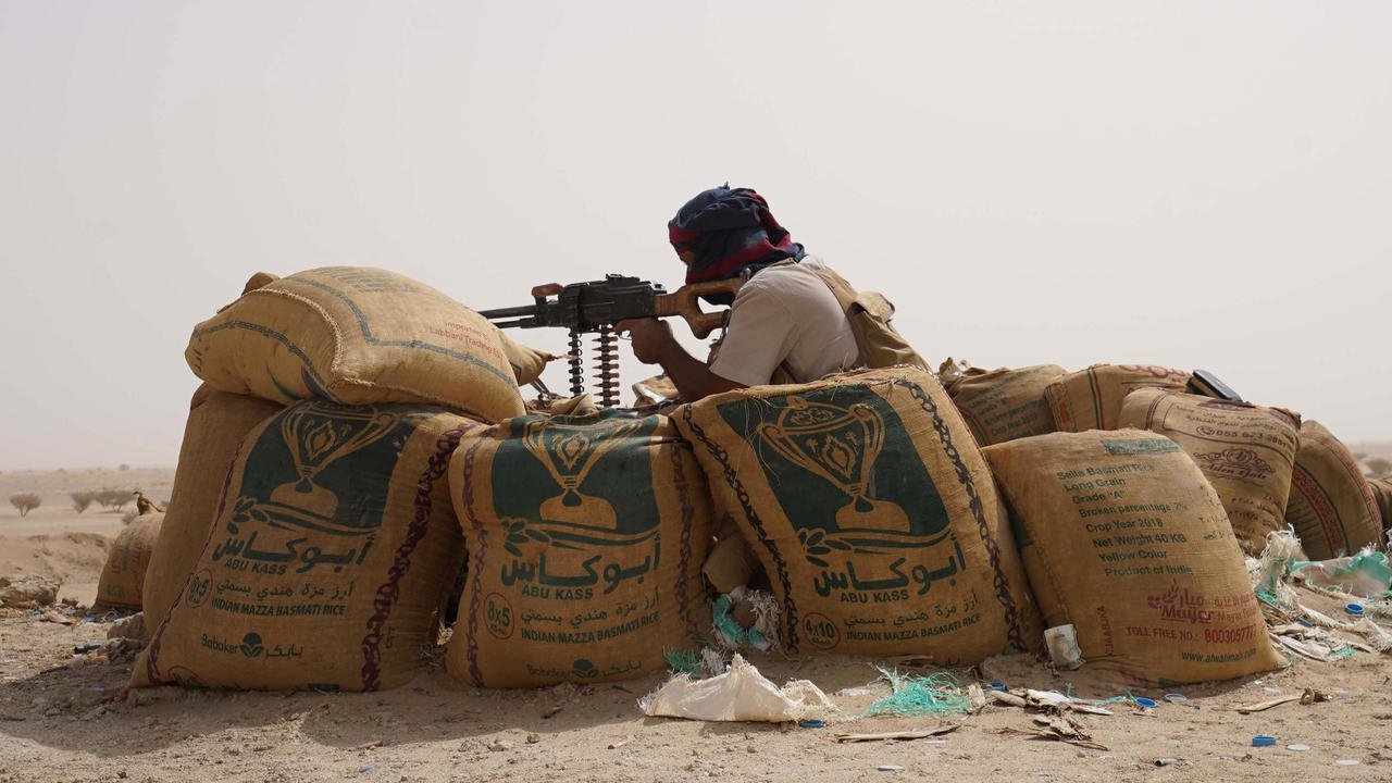 مقاتل من القوات الحكومية اليمنية على متراس في محافظة مأرب في اليمن في 16 نيسان/أبريل 2021