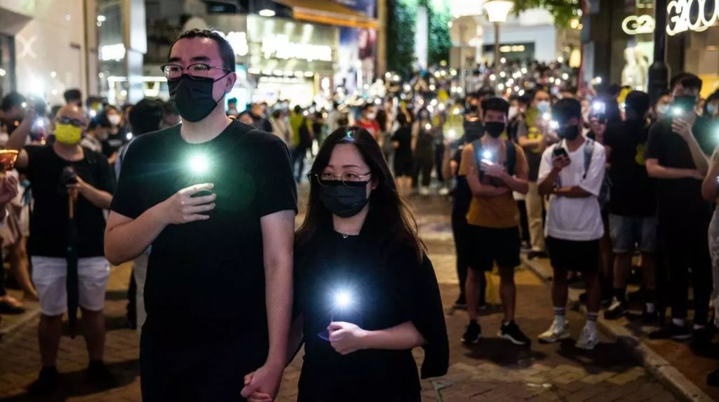 اضاءة الهواتف في هونغ كونغ في ذكرى أحداث تيانانمين