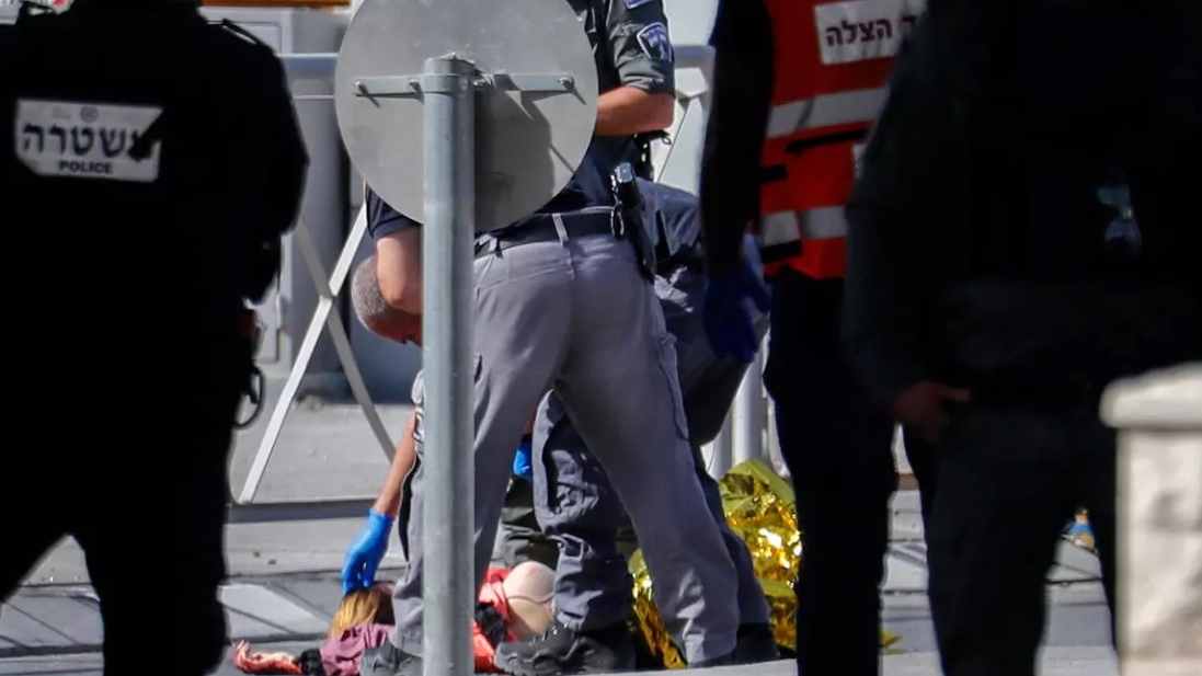 قوات امن اسرائيلية تحوط بجثة امرأة اثر محاولة هجوم عند معبر قلنديا بين الضفة الغربية والقدس في 12 حزيران (يونيو) 2021