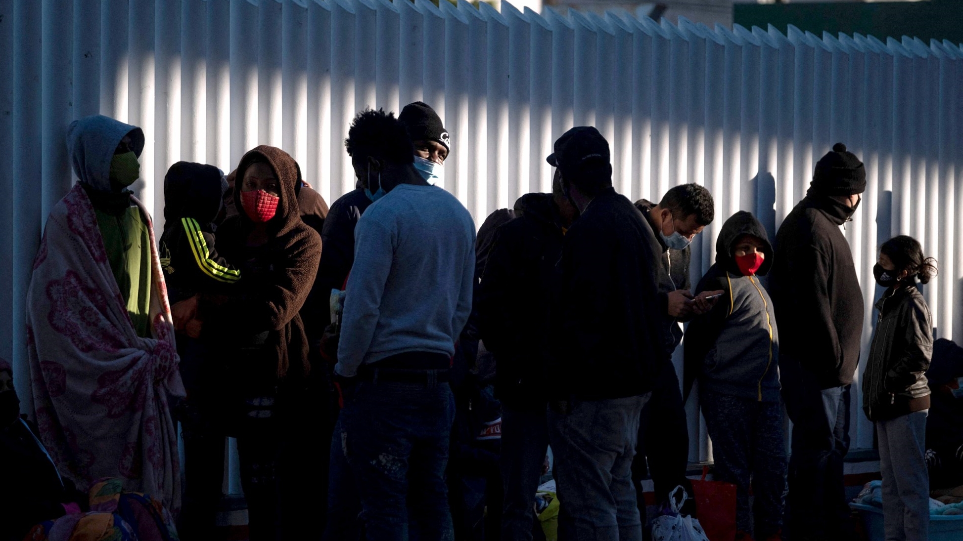 مهاجرون نتظرون امام المعبر أثناء محاولتهم العبور إلى الولايات المتحدة في تيخوانا ، ولاية باجا كاليفورنيا- 19 فبراير 2021، المكسيك في 19 فبراير