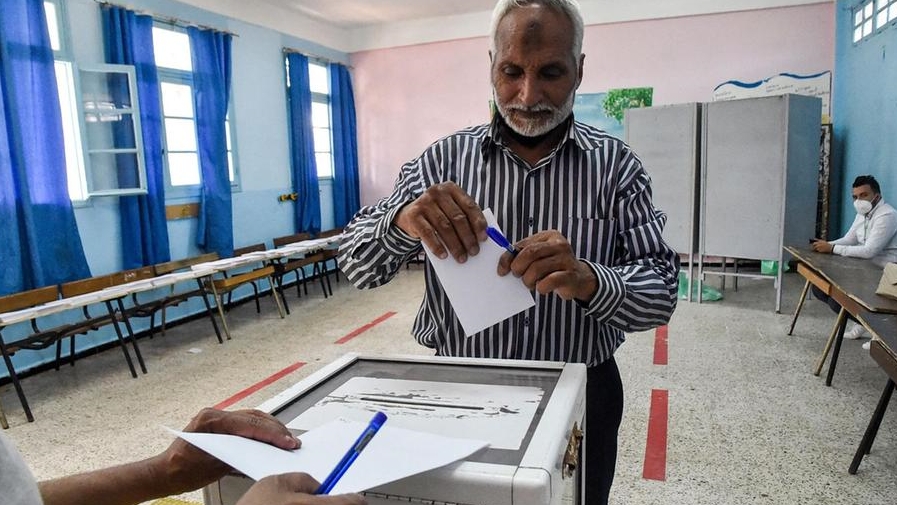 ناخب جزائري يدلي بصوته في مركز اقتراع في بوشاوي ، في الضواحي الغربية للعاصمة الجزائر، خلال الانتخابات البرلمانية - 12 حزيران (يونيو) 2021.
