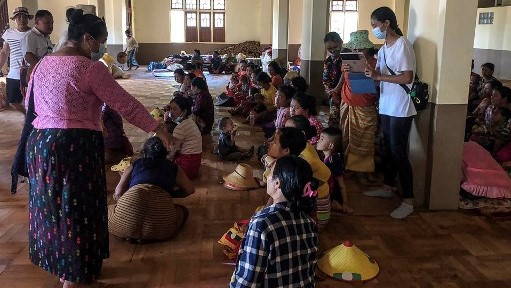 صورة التقطت في 25 مايو الماضي لنازحين من شرق بورما هجروا منازلهم بسبب العنف هناك